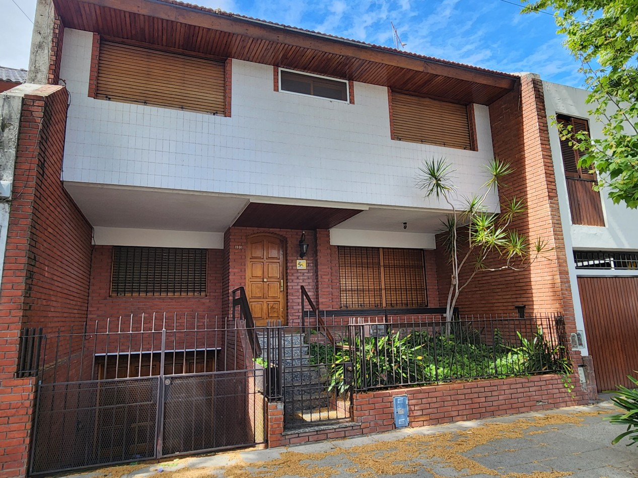 Casa en 3 plantas con garaje, jardin, parrilla. Excelente ubicacion