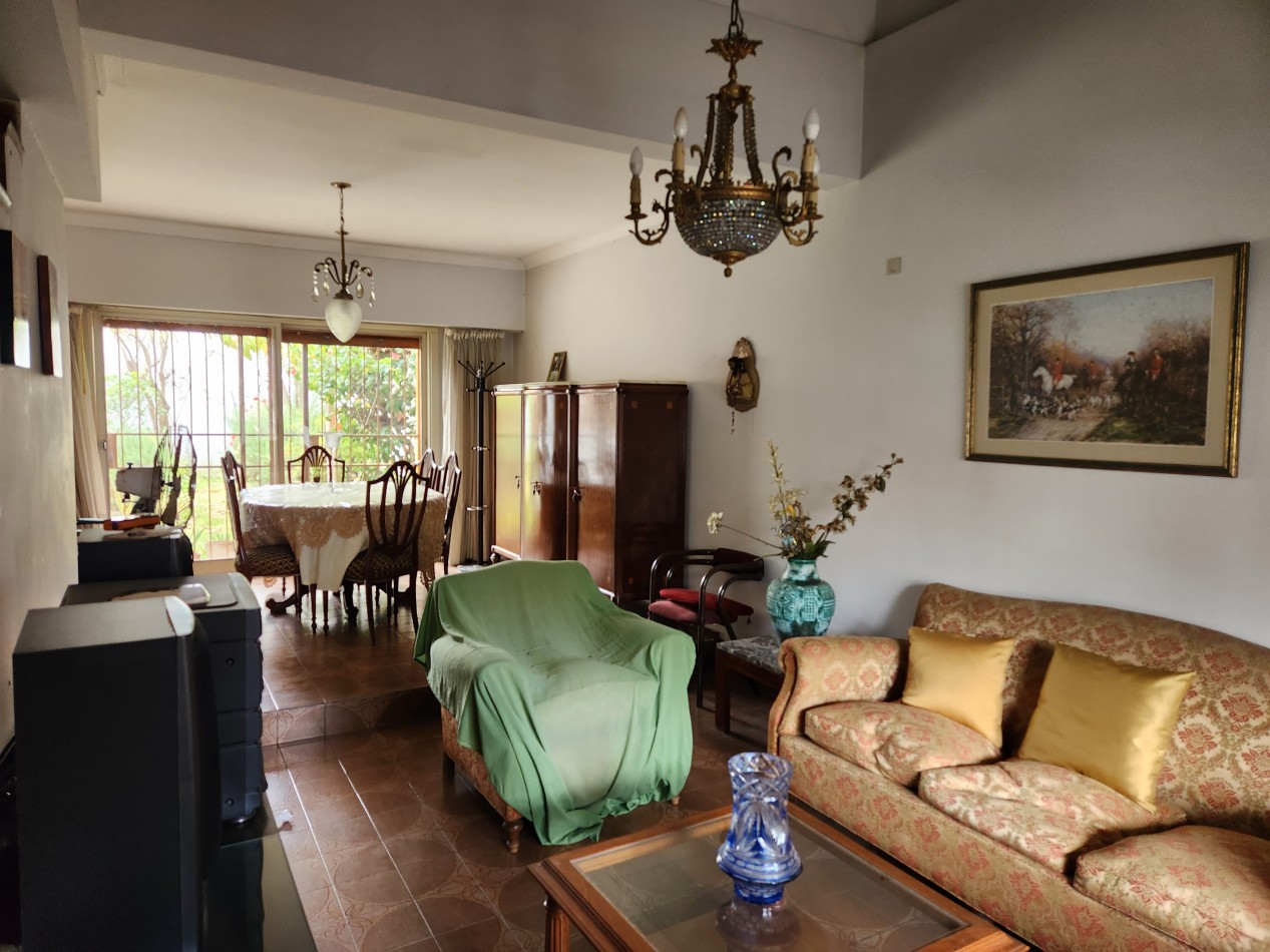 Casa en 3 plantas con garaje, jardin, parrilla. Excelente ubicacion