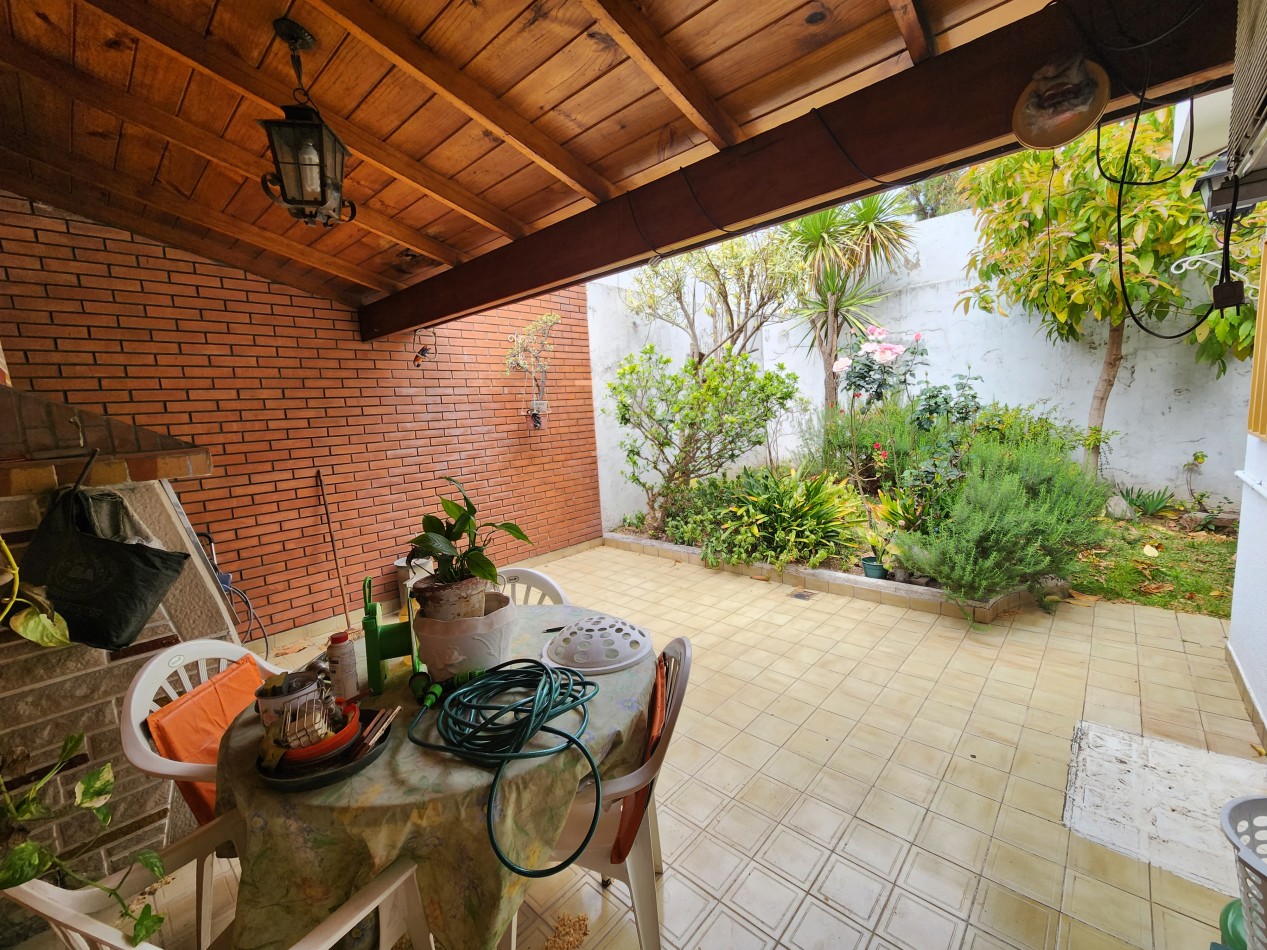 Casa en 3 plantas con garaje, jardin, parrilla. Excelente ubicacion