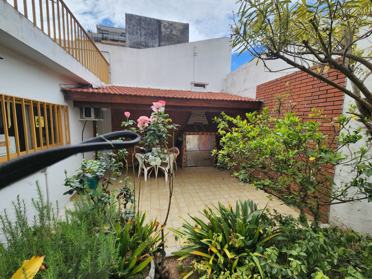 Casa en 3 plantas con garaje, jardin, parrilla. Excelente ubicacion