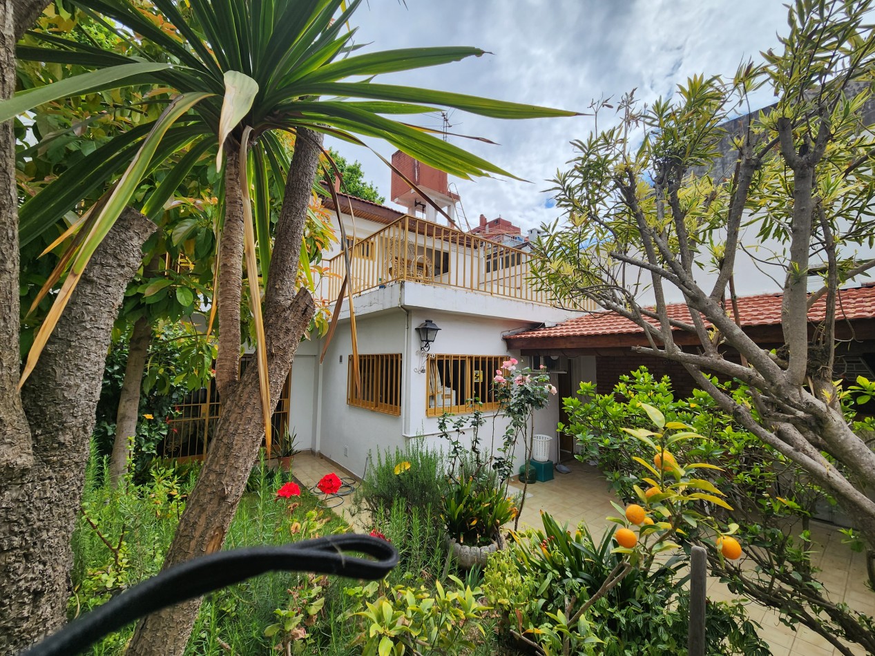 Casa en 3 plantas con garaje, jardin, parrilla. Excelente ubicacion