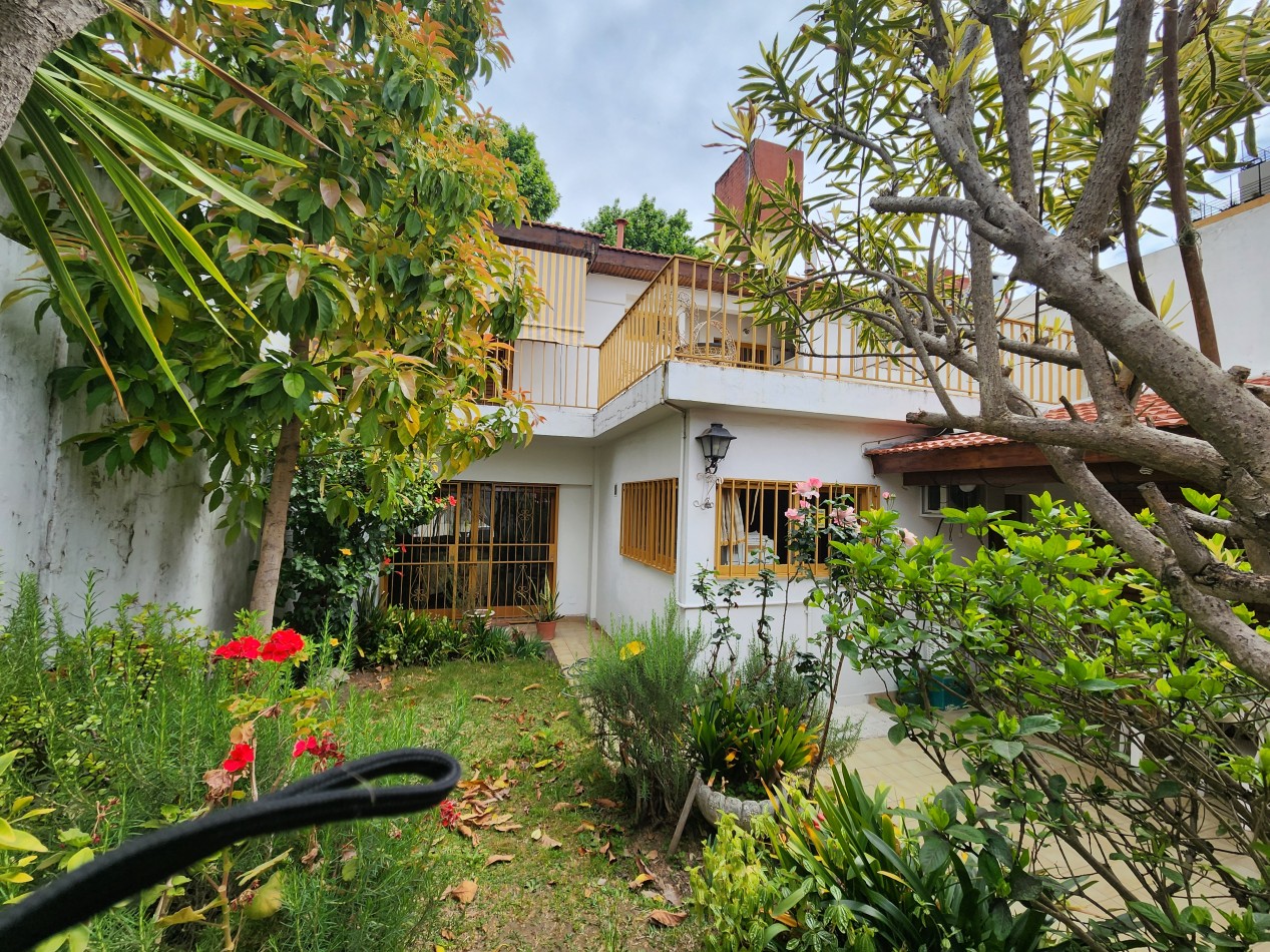 Casa en 3 plantas con garaje, jardin, parrilla. Excelente ubicacion