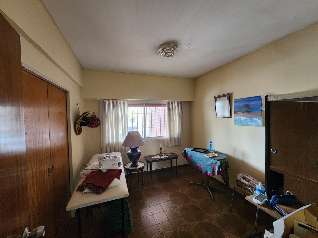 Casa en 3 plantas con garaje, jardin, parrilla. Excelente ubicacion
