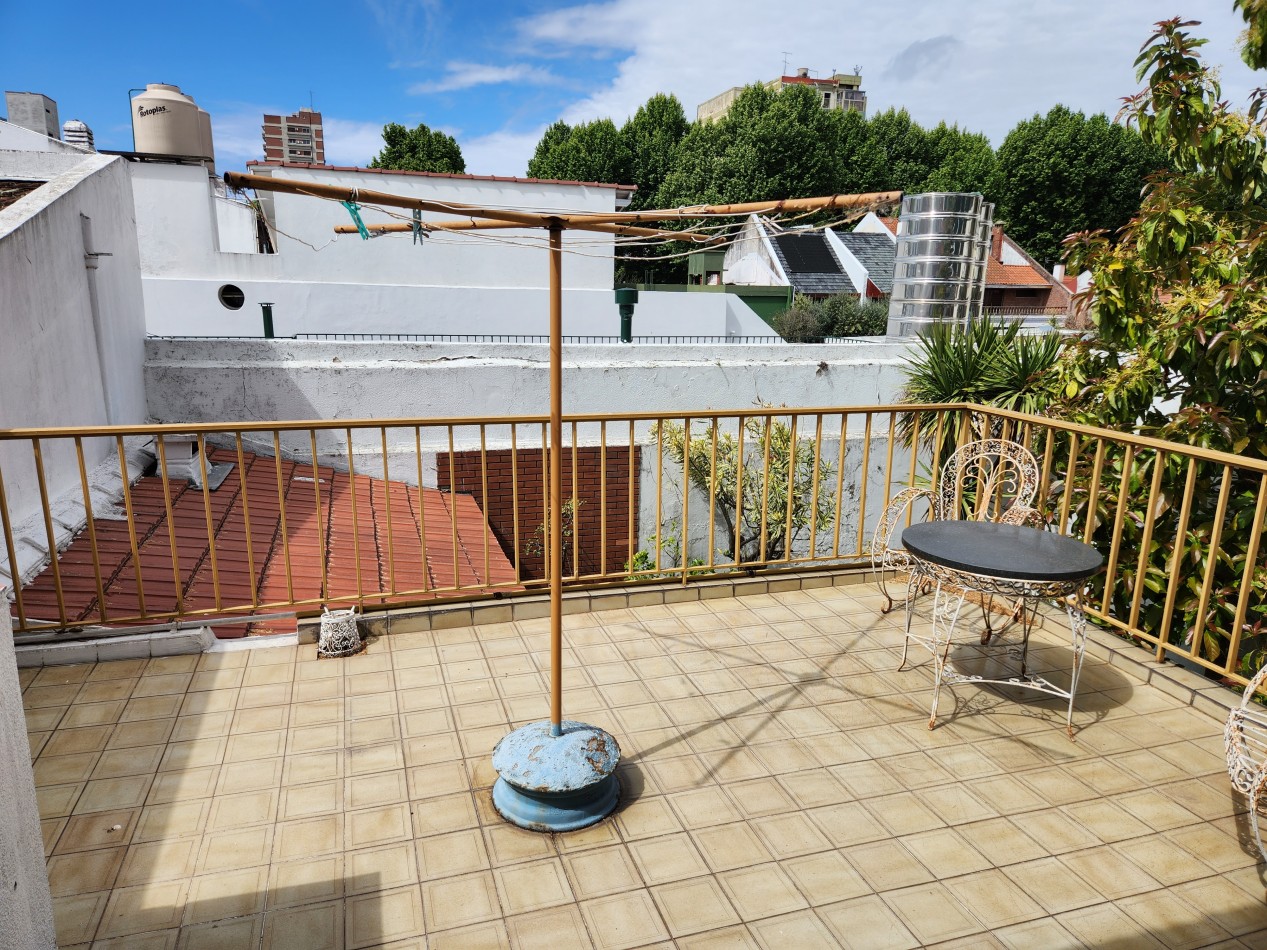 Casa en 3 plantas con garaje, jardin, parrilla. Excelente ubicacion