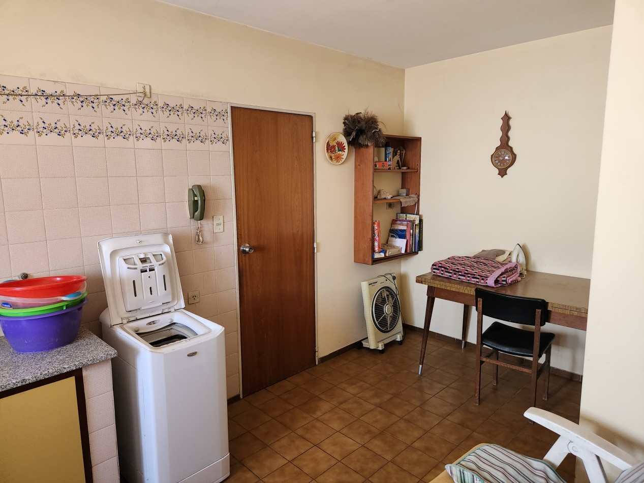 Casa en 3 plantas con garaje, jardin, parrilla. Excelente ubicacion