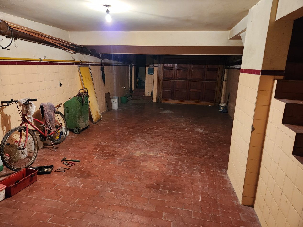 Casa en 3 plantas con garaje, jardin, parrilla. Excelente ubicacion