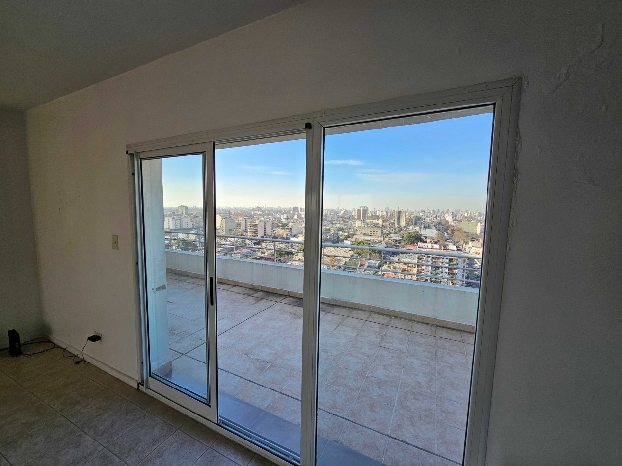 3 amb con BALCON TERRAZA, COCHERA y BAULERA, Vigilancia, 80 m2. Alquilado, con renta