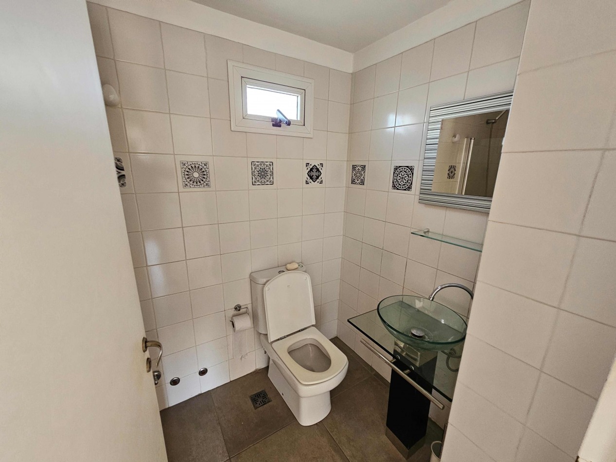 3 amb con BALCON TERRAZA, COCHERA y BAULERA, Vigilancia, 80 m2. Alquilado, con renta