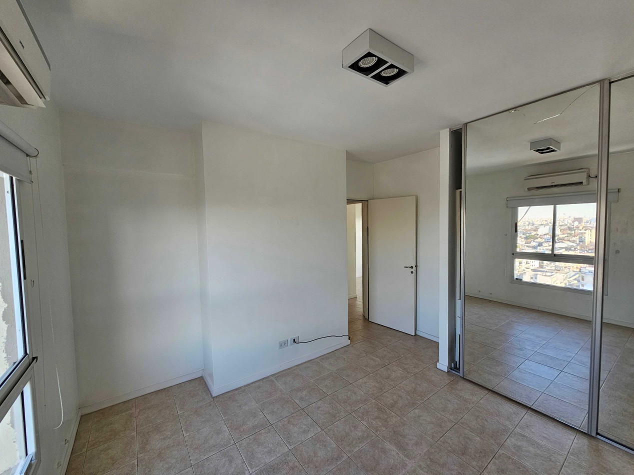 3 amb con BALCON TERRAZA, COCHERA y BAULERA, Vigilancia, 80 m2. Alquilado, con renta