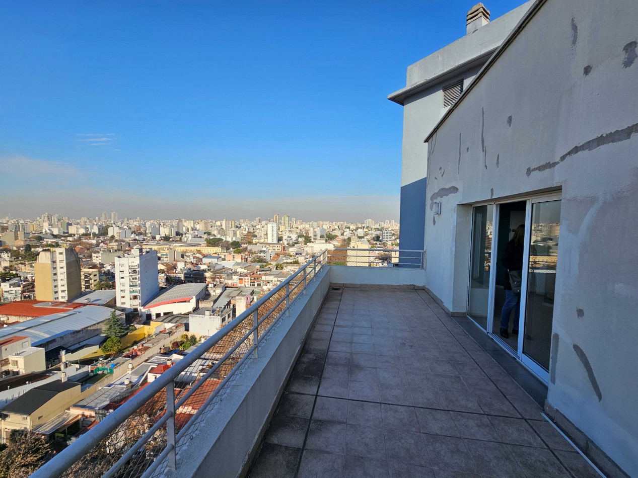 3 amb con BALCON TERRAZA, COCHERA y BAULERA, Vigilancia, 80 m2. Alquilado, con renta