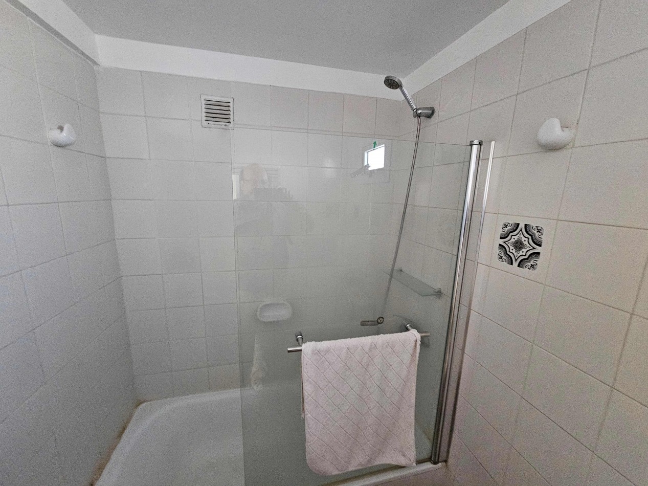 3 amb con BALCON TERRAZA, COCHERA y BAULERA, Vigilancia, 80 m2. Alquilado, con renta