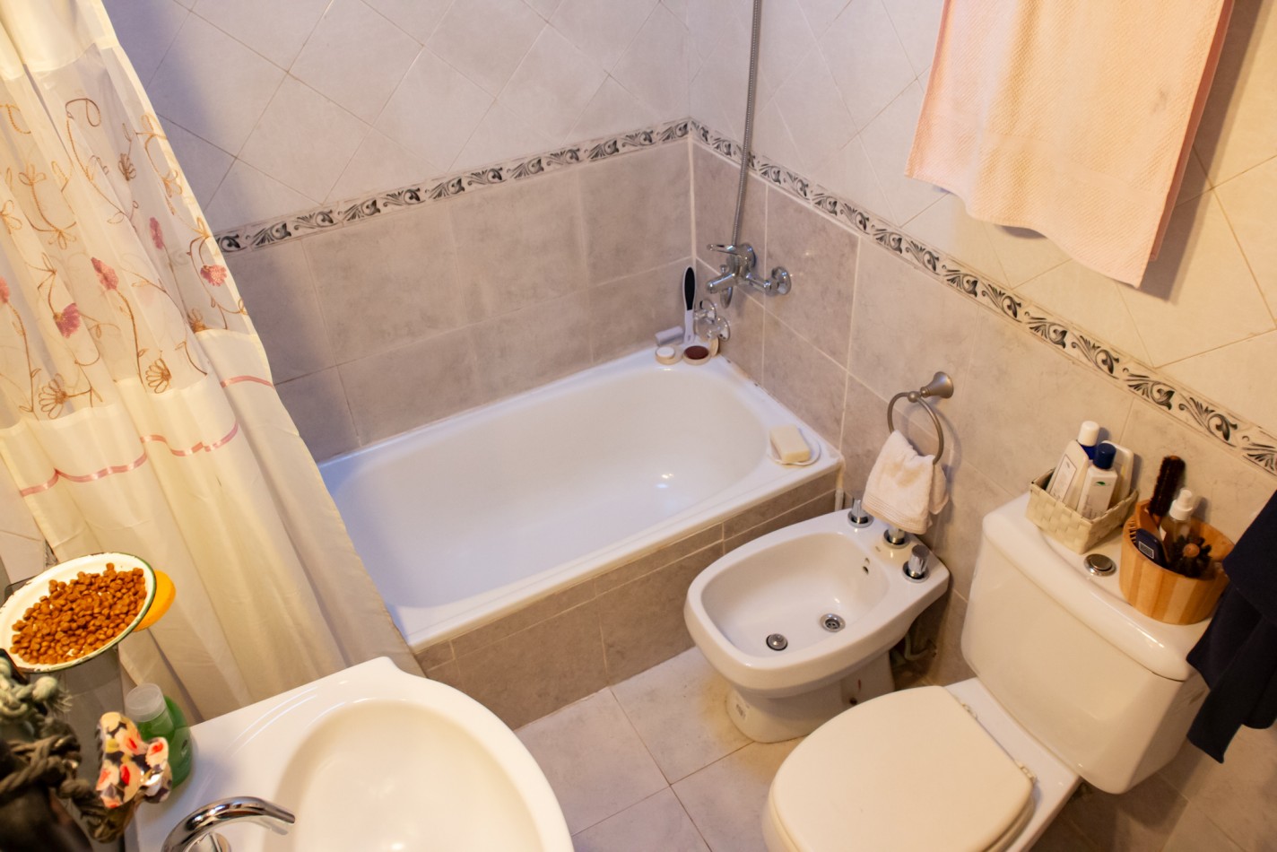 Villa Urquiza. PH 125 m2. Living, 4 dorm, 2 baños,TERRAZA, PARRILLA