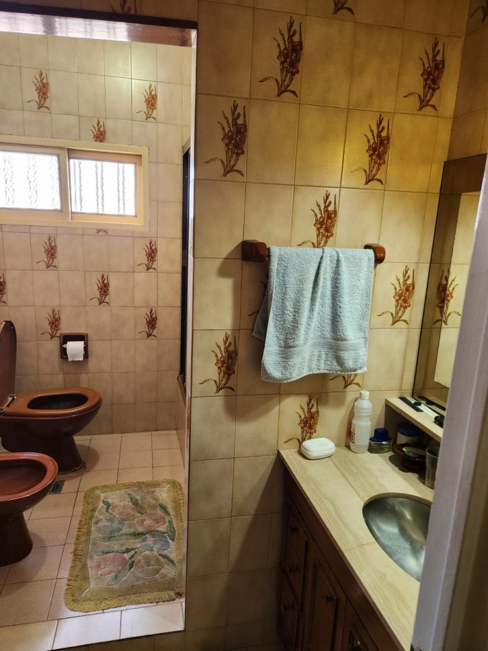 Casa en 3 plantas con garaje, jardin, parrilla. Excelente ubicacion