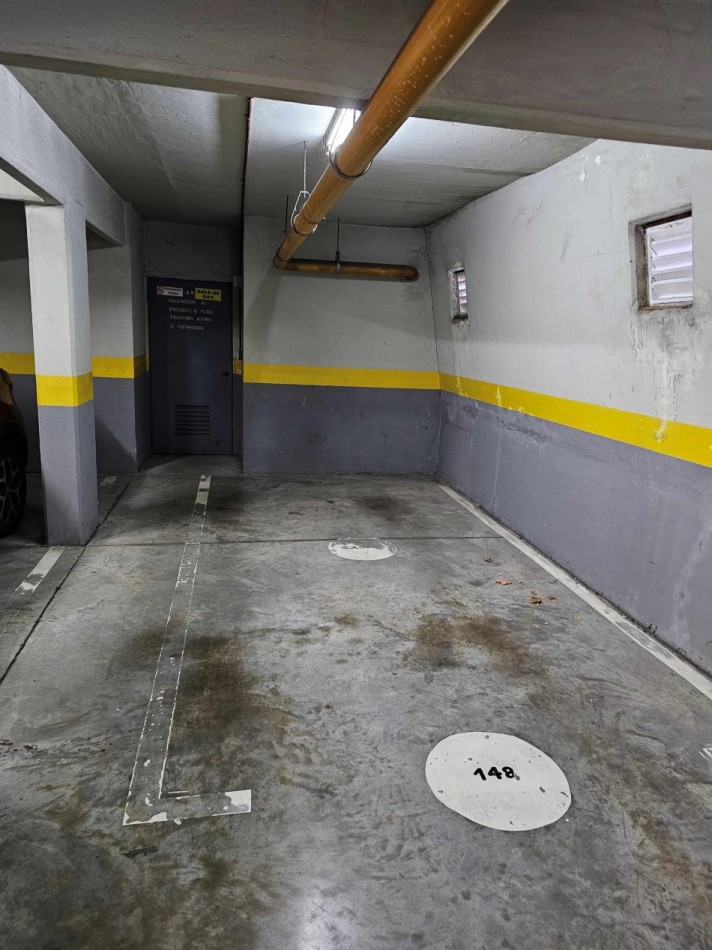 3 amb con BALCON TERRAZA, COCHERA y BAULERA, Vigilancia, 80 m2. Alquilado, con renta