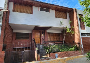 Casa en 3 plantas con garaje, jardin, parrilla. Excelente ubicacion